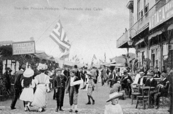 Constantinople. Promenade.