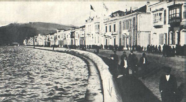 The quay of Smyrna full of people: before the fire.