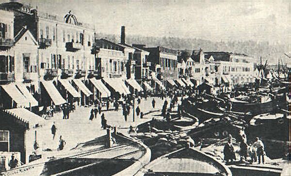 A view of the quay, showing many boats.